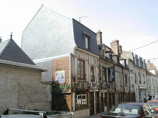 32P1 -MAGASIN - 43 M² - Compiègne